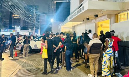 Entre gritos y exaltación, hinchas reciben a Santiago Matías