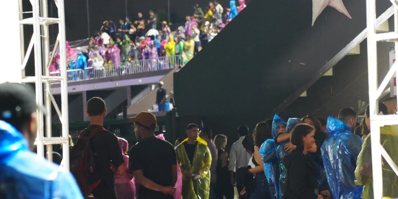 Pese a la chaparrón, cientos de fans llegan al concierto de Ilegales en Santo Domingo