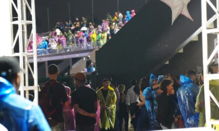 Pese a la chaparrón, cientos de fans llegan al concierto de Ilegales en Santo Domingo