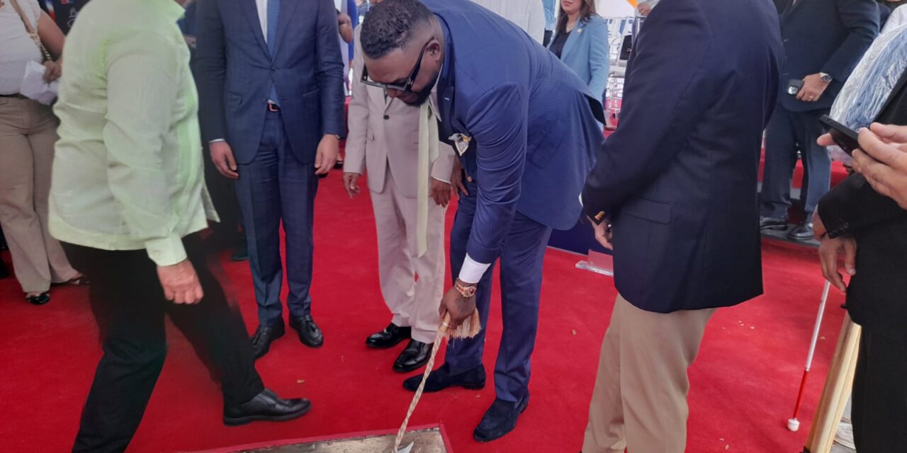 David Ortiz recibe hado en el Boulevar de la Churchill