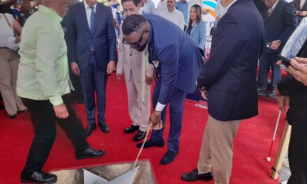 David Ortiz recibe hado en el Boulevar de la Churchill