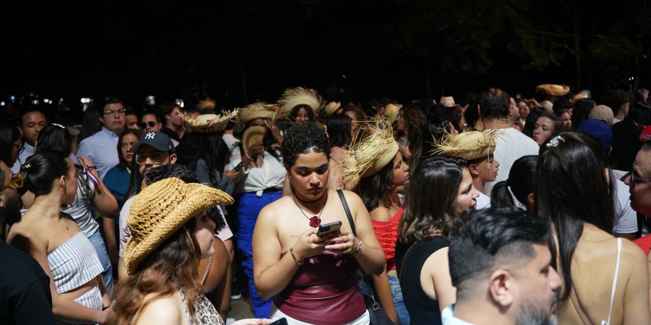 Cientos de personas siguen haciendo largas colas mientras avanza el concierto de Bad Bunny en el Estadio Olímpico