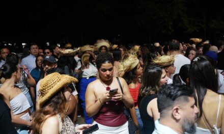 Cientos de personas siguen haciendo largas colas mientras avanza el concierto de Bad Bunny en el Estadio Olímpico