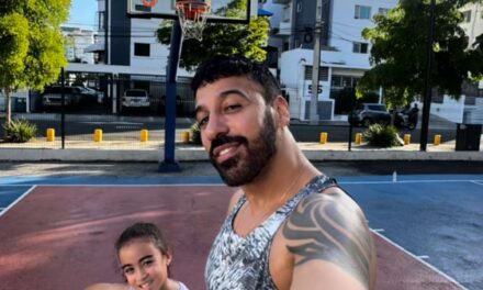 Entre risas y canastas: así disfrutan el viernes Jhoel López y su hija en comunidad