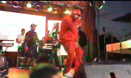 Yoan Retro imparable durante el 4to Concierto de Navidad Reconocido