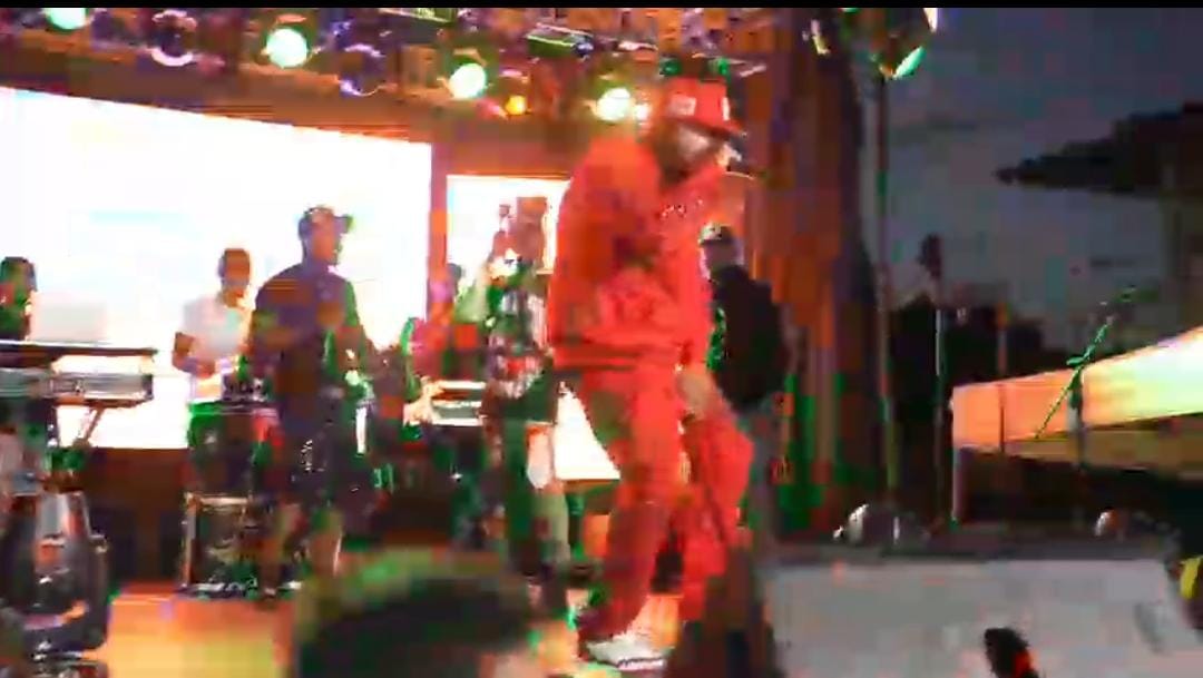 Yoan Retro imparable durante el 4to Concierto de Navidad Reconocido