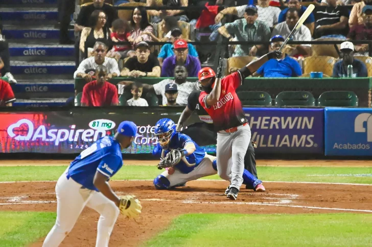 Yamaico Navarro lidera ataque rojo en triunfo sobre el Licey