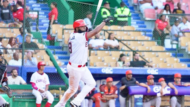 Cordero, Navarro y Maldonado guían paliza de Escogido en presencia de Toros