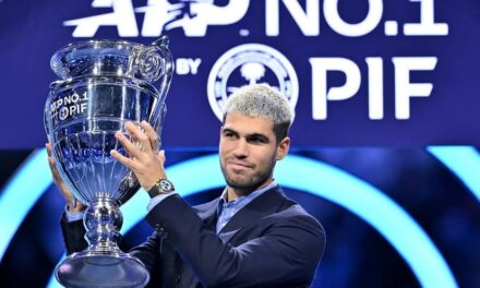 Carlos Alcaraz recibe en Turín el trofeo que lo acredita como número 1 del mundo en 2025