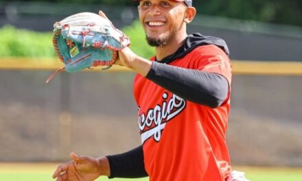 Pelotero puertoplateño Erik González firma para la temporada 2026 con equipo de la Liga Mexicana de Béisbol
