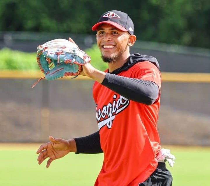 Pelotero puertoplateño Erik González firma para la temporada 2026 con equipo de la Liga Mexicana de Béisbol