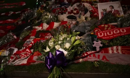 El Real Madrid homenajea a Diogo Jota con una ofrenda floral en Anfield