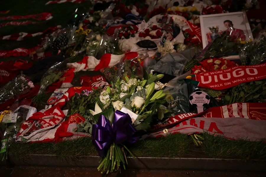 El Real Madrid homenajea a Diogo Jota con una ofrenda floral en Anfield