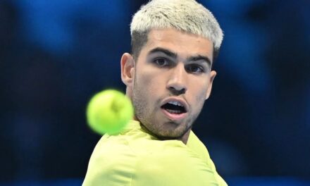 Carlos Alcaraz se jugará el pase a semifinales y el número uno mundial en las Finales ATP