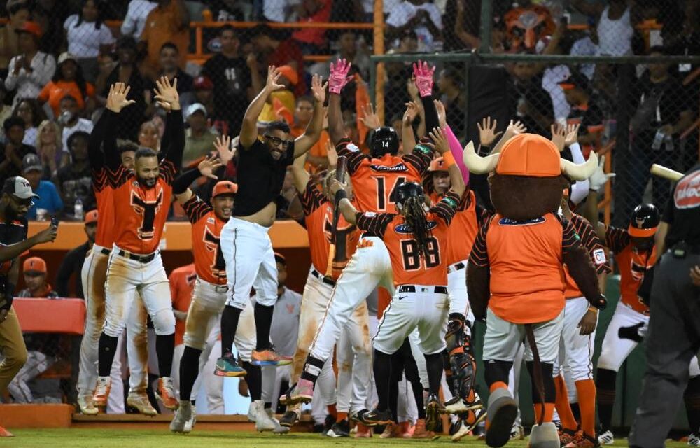 Toros completan barrida en presencia de el Licey