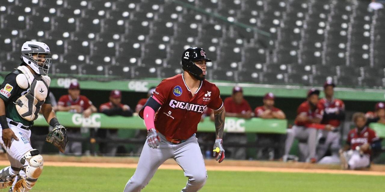Gigantes derrotan las Estrellas viniendo de detrás; logran cuarta conquista seguida y se afianzan en el tercero