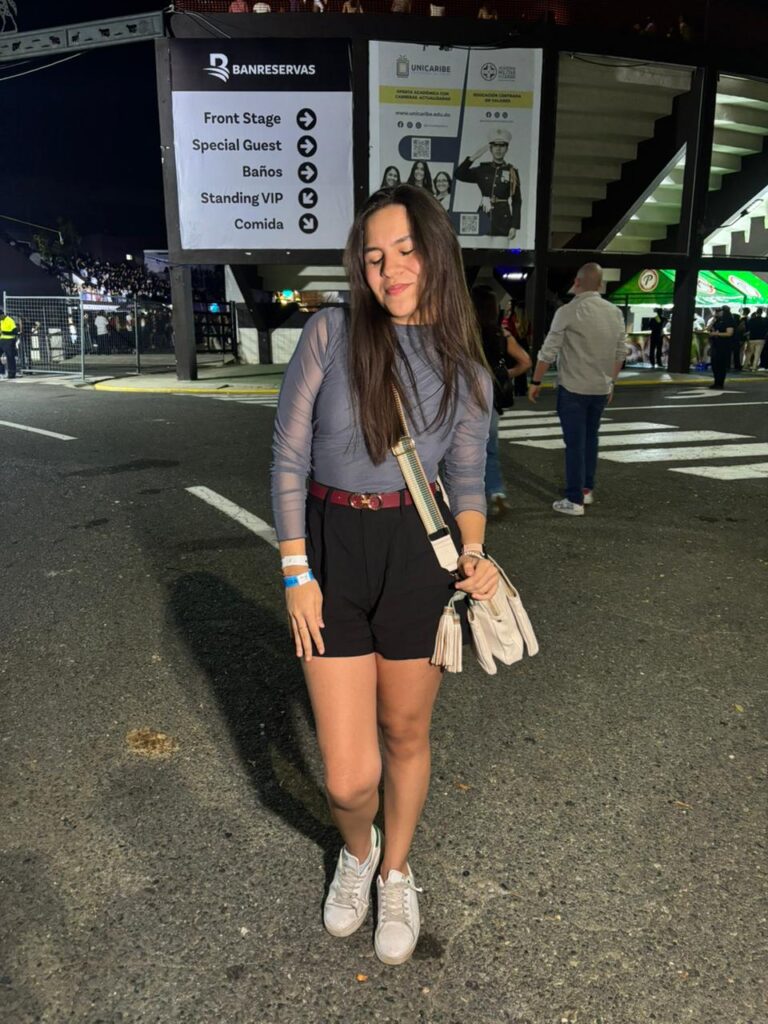 Fanáticos llegan al concierto de Alleh y Yorghaki con outfits inspirados en “una noche estrellada en la ciudad” - Noticias de hoy en República Dominicana | último minuto