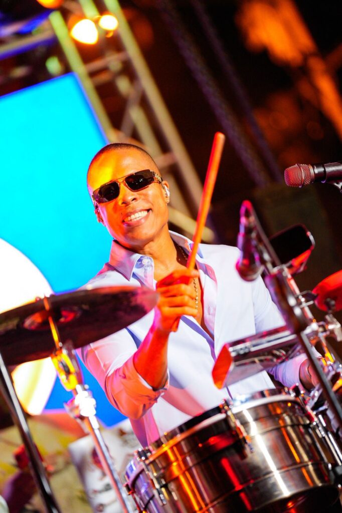 Miles disfrutan del explosivo concierto navideño de ReconocidoNet en Los Guarícanos - Noticias de hoy en República Dominicana | último minuto
