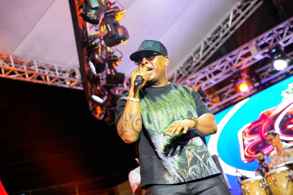 Miles disfrutan del explosivo concierto navideño de ReconocidoNet en Los Guarícanos - Noticias de hoy en República Dominicana | último minuto