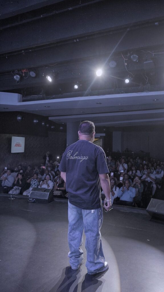 Josell Hernández estrena el Confe-Show ante más de 500 personas en el Escenario 360 - Noticias de hoy en República Dominicana | último minuto