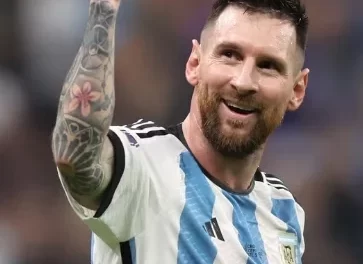 Aficionados indignados lanzan sillas y botellas en un evento de Messi en la India