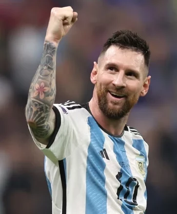 Aficionados indignados lanzan sillas y botellas en un evento de Messi en la India