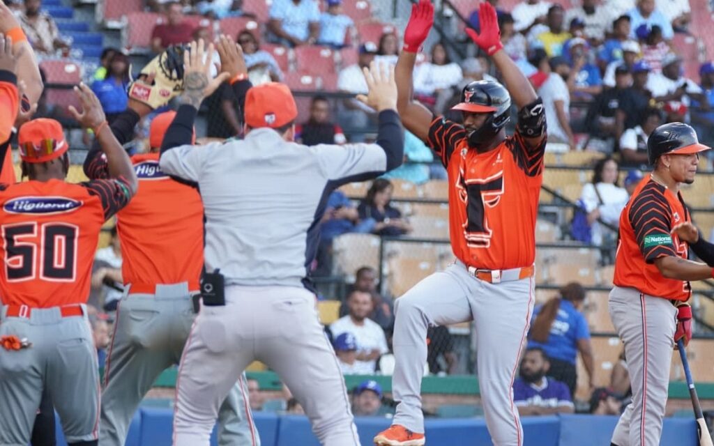 Con poder de Eloy Jiménez Toros vencen Licey 3-2