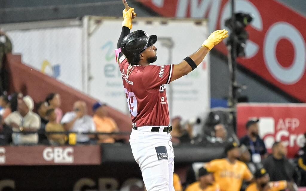 Kelvin Gutierrez contenedor jonrón para guíar a los Gigantes a un triunfo sobre las Águilas