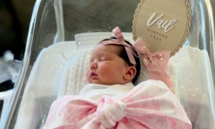 Amelia Vega y Al Horford dan la bienvenida a su sexto hijo, el bebé Vail