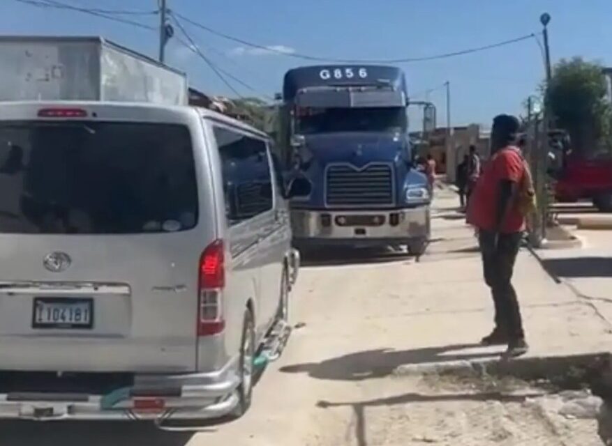 Comerciantes haitianos bloquean la frontera de Pedernales en protesta por nuevas medidas aduaneras