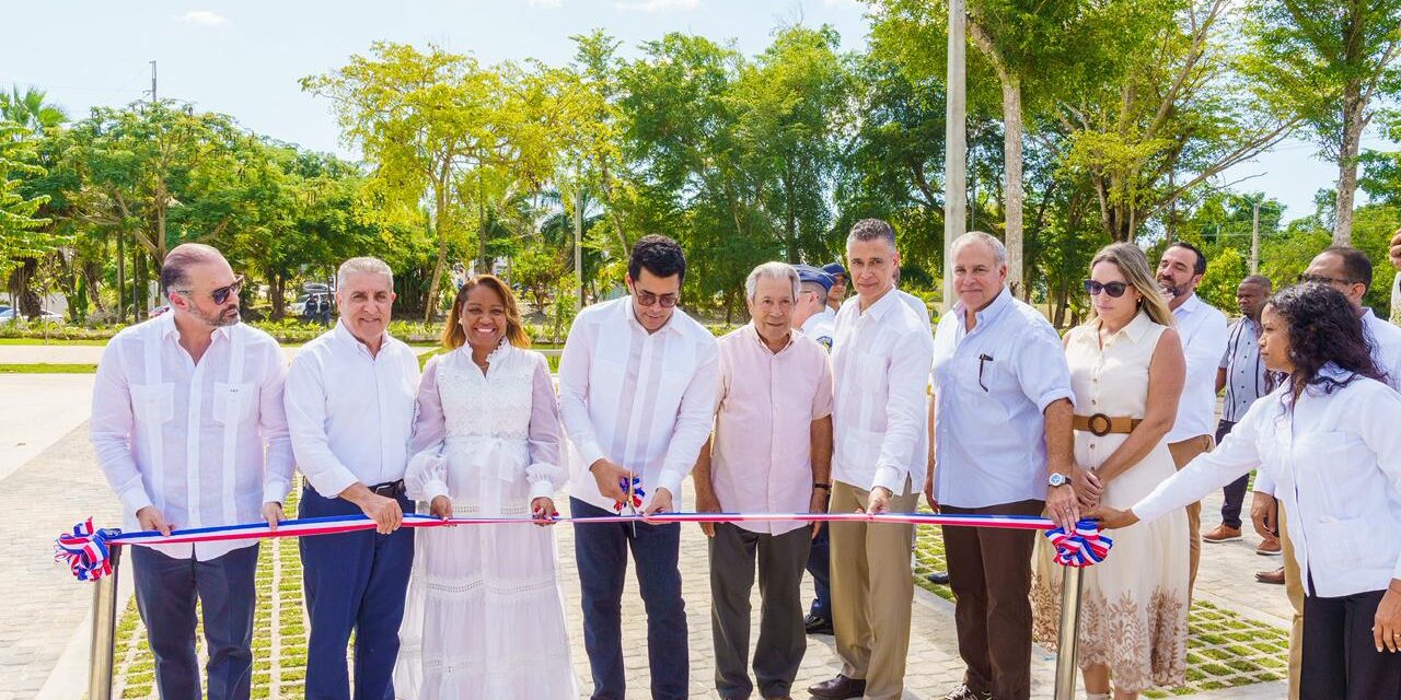 David Collado inaugura nuevo estacionamiento de visitas en la playa de Bayahibe