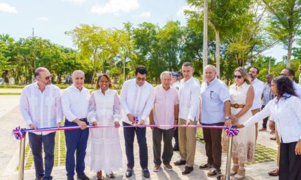 David Collado inaugura nuevo estacionamiento de visitas en la playa de Bayahibe