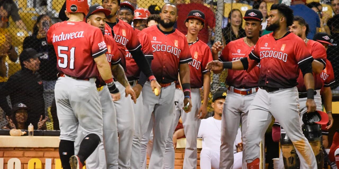 Escogido y Estrellas no ceden en el tercero; Licey sigue contra las cuerdas