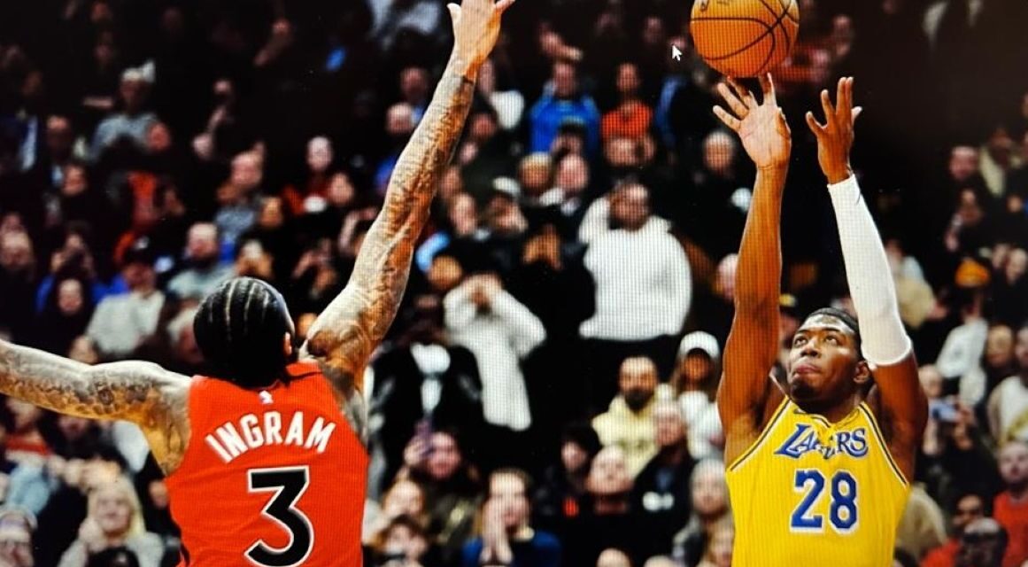 Hachimura aporta triple al final y Lakers superan a Raptors