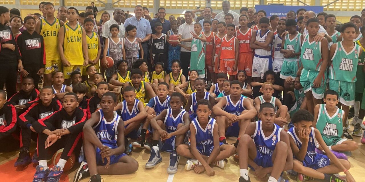 José Monegro recibe gratitud de Fedombal por Convivio Nacional de Minibaloncesto