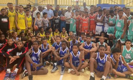José Monegro recibe gratitud de Fedombal por Convivio Nacional de Minibaloncesto