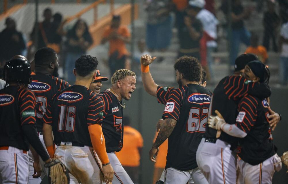 Muñoz decide en el noveno y Toros vencen al Licey para continuar a un paso de los playoffs