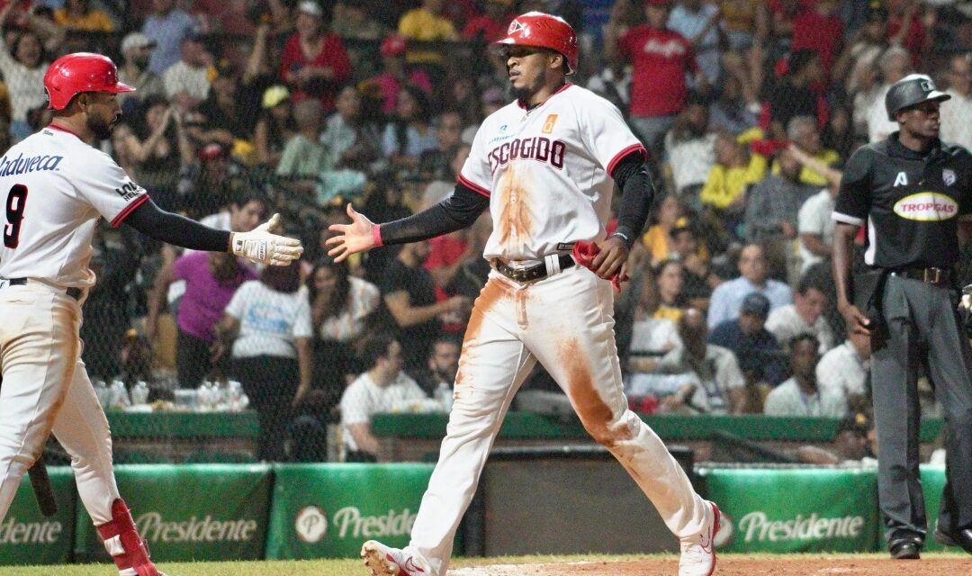 Escogido vence a Águilas y dividen en doble cartelera