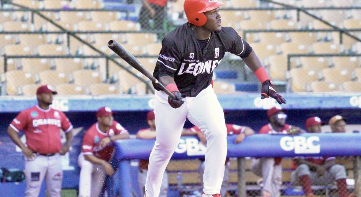 Héctor Rodríguez pega dos triples para entrar Leones en la clasificación