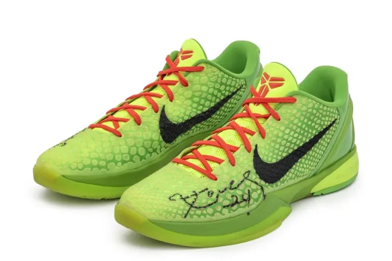 Subastan por 10 millones de dólares las zapatillas de Kobe Bryant en serie de Navidad 2010