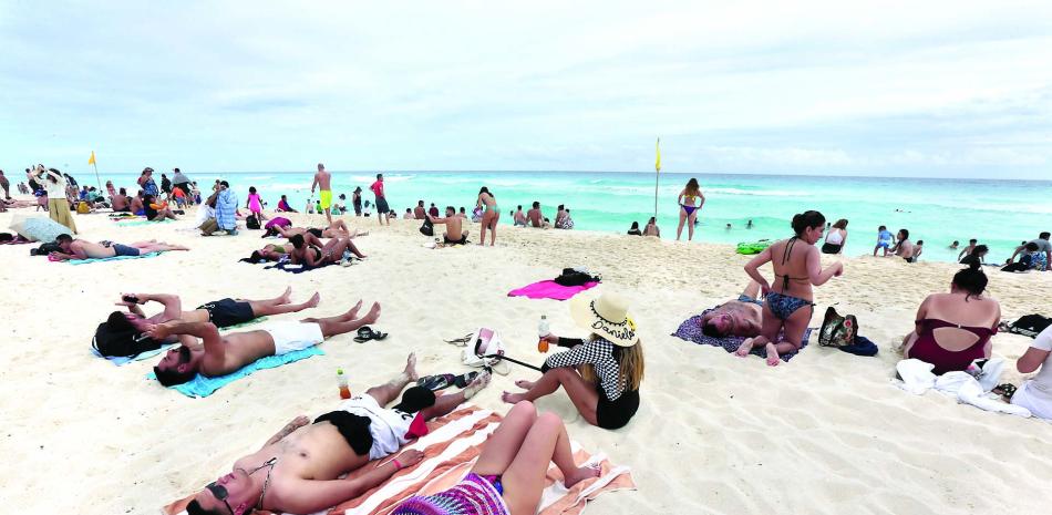 Migración anuncia entrada facilitada para turistas de varios países, sólo con pasaporte vivo.