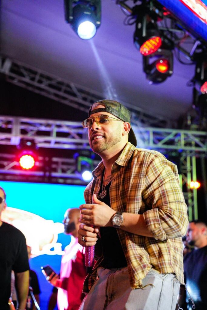 Miles disfrutan del explosivo concierto navideño de ReconocidoNet en Los Guarícanos - Noticias de hoy en República Dominicana | último minuto