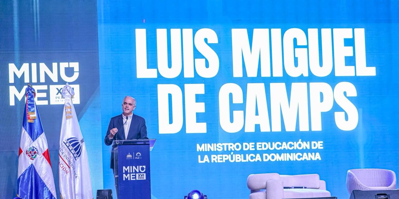 Ministro de Educación juramenta a 450 estudiantes como agentes 100% en el Modelo de ONU