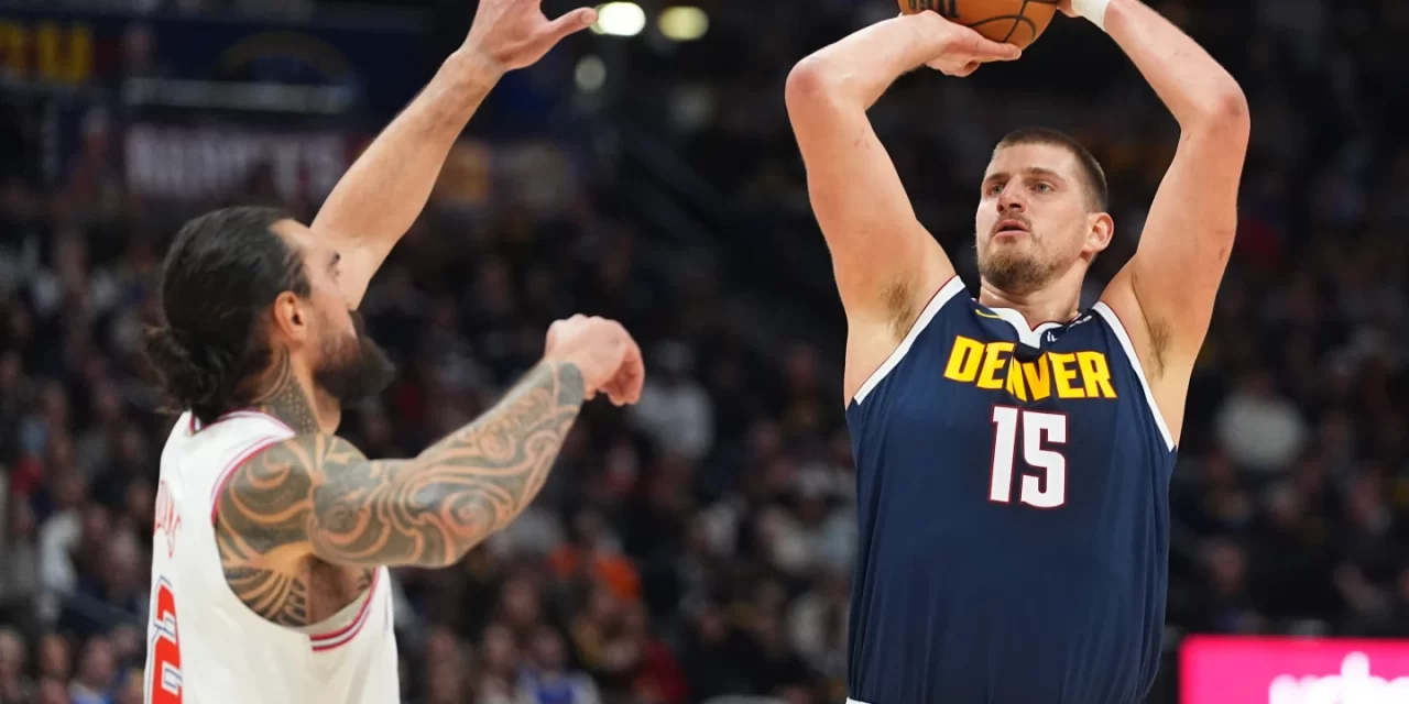 Triple-doble de Nikola Jokic lleva a los Nuggets a una trofeo sobre Rockets