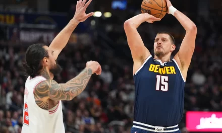 Triple-doble de Nikola Jokic lleva a los Nuggets a una trofeo sobre Rockets