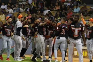 De la Cruz, Muñoz y Lantigua disparan jonrones en convincente trofeo taurina en Santiago