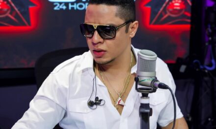 Robert Sánchez vehemencia a Selinée Méndez a «documentarse»
