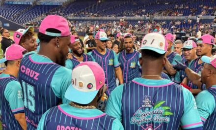 Vladimir Guerrero Jr. realiza diversión de softboll de celebridades benéfico en estadio de Miami