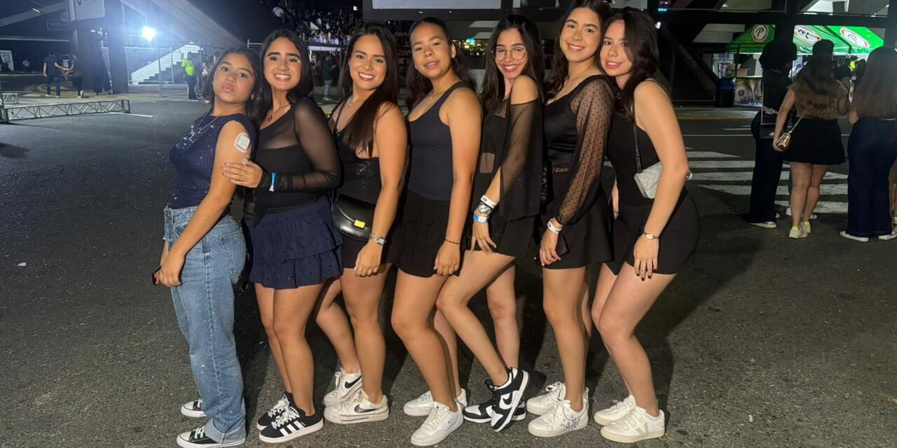 Los fans llegan al concierto de Alleh y Yorghaki