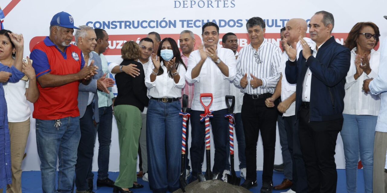 Ministro Kelvin Cruz inicia trabajos en dos techados de SDO